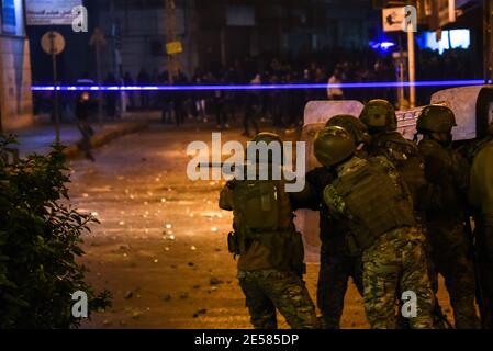 Tripoli, Liban, 26 janvier 2021. Les soldats libanais ont lancé des munitions moins meurtrières sur les manifestants alors que les citoyens de la ville la plus pauvre du pays descendent dans les rues lors de ce que l'on a appelé le plus dur confinement au monde. Un couvre-feu de 24 heures avec la plupart des industries et presque tous les magasins de détail, y compris les magasins d'alimentation fermés par des restrictions de pandémie jusqu'au 8 février, signifie que les travailleurs de jour ne peuvent pas travailler. Les laisser dans l'incapacité de se permettre de nourrir leurs familles pendant la période de 25 jours, car le verrouillage rapide est venu sans le soutien du gouvernement. Elizabeth FITT crédit: Elizabeth FITT/Alay Live News Banque D'Images