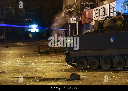 Tripoli, Liban, 26 janvier 2021. Les manifestants et les soldats de l'armée libanaise affrontent tandis que les citoyens de la ville la plus pauvre du Liban descendent dans les rues lors de ce qui a été appelé le plus dur confinement au monde. Un couvre-feu de 24 heures avec la plupart des industries et presque tous les magasins de détail, y compris les magasins d'alimentation fermés par des restrictions de pandémie jusqu'au 8 février, signifie que les travailleurs de jour ne peuvent pas travailler. Les laisser dans l'incapacité de se permettre de nourrir leurs familles pendant la période de 25 jours, car le verrouillage rapide est venu sans le soutien du gouvernement. Elizabeth FITT crédit: Elizabeth FITT/Alay Live News Banque D'Images