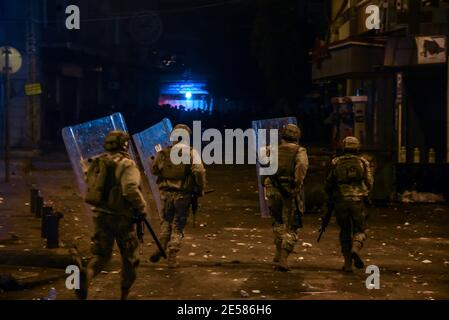 Tripoli, Liban, 26 janvier 2021. Les soldats libanais tentent de réprimer une émeute alors que les citoyens de la ville la plus pauvre du pays descendent dans les rues pendant ce qui a été appelé le plus dur confinement au monde. Un couvre-feu de 24 heures avec la plupart des industries et presque tous les magasins de détail, y compris les magasins d'alimentation fermés par des restrictions de pandémie jusqu'au 8 février, signifie que les travailleurs de jour ne peuvent pas travailler. Les laisser dans l'incapacité de se permettre de nourrir leurs familles pendant la période de 25 jours, car le verrouillage rapide est venu sans le soutien du gouvernement. Elizabeth FITT crédit: Elizabeth FITT/Alay Live News Banque D'Images