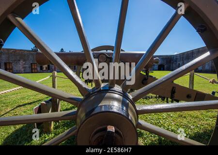 Canon de champ de 1841 6 limande modèle au parc national de fort Macon à Atlantic Beach, en Caroline du Nord. Canon de calibre le plus petit utilisé dans la guerre de Sécession américaine. Sept hommes cr Banque D'Images