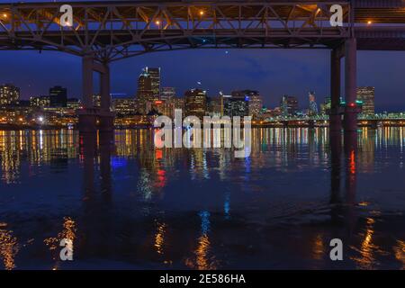 Portland Skyline la nuit, côté ouest de Williamette Banque D'Images