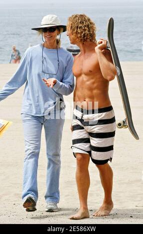 Exclusif !! Matthew McConaughey essaie de s'essayer à monter sur un skateboard sur le plateau de son nouveau film 'Surfer Dude' à Malibu, en Californie, le 5/25/07. [[LAJ]] Banque D'Images