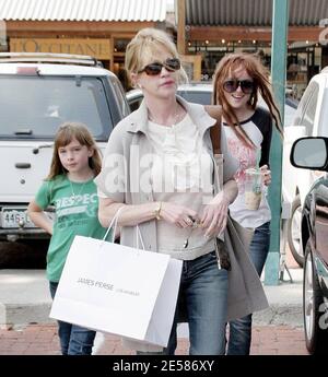 Melanie Griffith prend ses deux filles, Dakota et Stella, magasiner à Malibu, en Californie, le 5/26/07. [[rac ral]] Banque D'Images