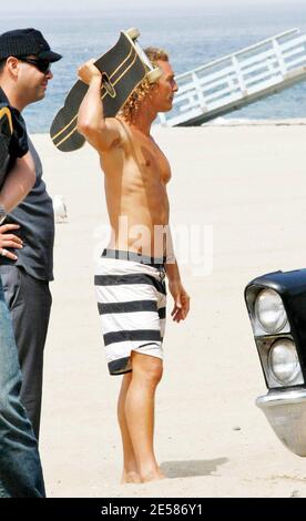 Exclusif !! Matthew McConaughey essaie de s'essayer à monter sur un skateboard sur le plateau de son nouveau film 'Surfer Dude' à Malibu, en Californie, le 5/25/07. [[LAJ]] Banque D'Images