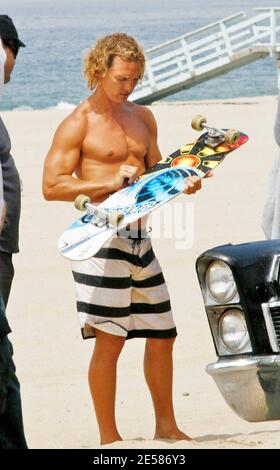 Exclusif !! Matthew McConaughey essaie de s'essayer à monter sur un skateboard sur le plateau de son nouveau film 'Surfer Dude' à Malibu, en Californie, le 5/25/07. [[LAJ]] Banque D'Images