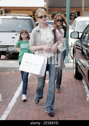 Melanie Griffith prend ses deux filles, Dakota et Stella, magasiner à Malibu, en Californie, le 5/26/07. [[rac ral]] Banque D'Images