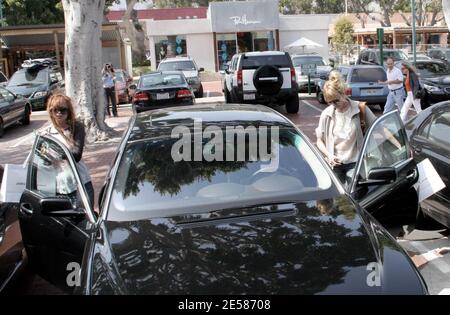 Melanie Griffith prend ses deux filles, Dakota et Stella, magasiner à Malibu, en Californie, le 5/26/07. [[rac ral]] Banque D'Images