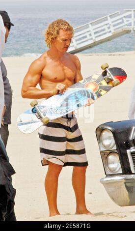 Exclusif !! Matthew McConaughey essaie de s'essayer à monter sur un skateboard sur le plateau de son nouveau film 'Surfer Dude' à Malibu, en Californie, le 5/25/07. [[LAJ]] Banque D'Images