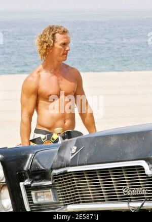 Exclusif !! Matthew McConaughey essaie de s'essayer à monter sur un skateboard sur le plateau de son nouveau film 'Surfer Dude' à Malibu, en Californie, le 5/25/07. [[LAJ]] Banque D'Images