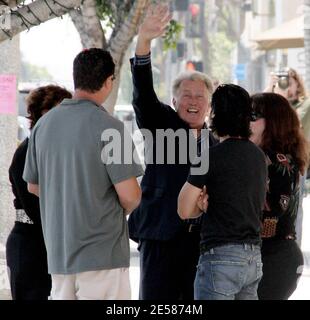 Exclusif !! Martin Sheen s'est arrêté par Lisa Kline sur Robertson Blvd. Aujourd'hui en soutien à la ligne de vêtements pour enfants de Paula Speert, « Jackson Clay ». Sheen a apprécié de le faire plaisir avec les garçons qui portaient tous les vêtements de sport de la collection Speert. Speert est la mère de Cassandra, la fille de Charlie Sheen. Martin et Paula sont encore très proches et Martin s'intéresse vivement à la ligne de vêtements. Los Angeles, Californie, 5/31/07. [[rac ral]] Banque D'Images