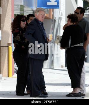 Exclusif !! Martin Sheen s'est arrêté par Lisa Kline sur Robertson Blvd. Aujourd'hui en soutien à la ligne de vêtements pour enfants de Paula Speert, « Jackson Clay ». Sheen a apprécié de le faire plaisir avec les garçons qui portaient tous les vêtements de sport de la collection Speert. Speert est la mère de Cassandra, la fille de Charlie Sheen. Martin et Paula sont encore très proches et Martin s'intéresse vivement à la ligne de vêtements. Los Angeles, Californie, 5/31/07. [[rac ral]] Banque D'Images