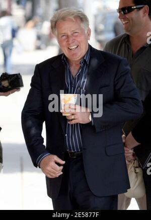 Exclusif !! Martin Sheen s'est arrêté par Lisa Kline sur Robertson Blvd. Aujourd'hui en soutien à la ligne de vêtements pour enfants de Paula Speert, « Jackson Clay ». Sheen a apprécié de le faire plaisir avec les garçons qui portaient tous les vêtements de sport de la collection Speert. Speert est la mère de Cassandra, la fille de Charlie Sheen. Martin et Paula sont encore très proches et Martin s'intéresse vivement à la ligne de vêtements. Los Angeles, Californie, 5/31/07. [[rac ral]] Banque D'Images