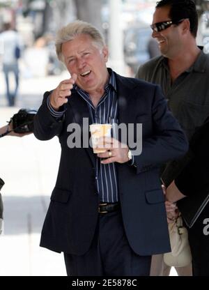 Exclusif !! Martin Sheen s'est arrêté par Lisa Kline sur Robertson Blvd. Aujourd'hui en soutien à la ligne de vêtements pour enfants de Paula Speert, « Jackson Clay ». Sheen a apprécié de le faire plaisir avec les garçons qui portaient tous les vêtements de sport de la collection Speert. Speert est la mère de Cassandra, la fille de Charlie Sheen. Martin et Paula sont encore très proches et Martin s'intéresse vivement à la ligne de vêtements. Los Angeles, Californie, 5/31/07. [[rac ral]] Banque D'Images