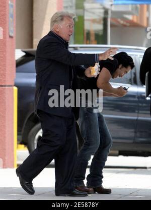 Exclusif !! Martin Sheen s'est arrêté par Lisa Kline sur Robertson Blvd. Aujourd'hui en soutien à la ligne de vêtements pour enfants de Paula Speert, « Jackson Clay ». Sheen a apprécié de le faire plaisir avec les garçons qui portaient tous les vêtements de sport de la collection Speert. Speert est la mère de Cassandra, la fille de Charlie Sheen. Martin et Paula sont encore très proches et Martin s'intéresse vivement à la ligne de vêtements. Los Angeles, Californie, 5/31/07. [[rac ral]] Banque D'Images