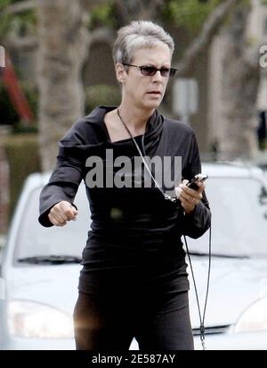 Exclusif !! Jamie Lee Curtis prend son fils Thomas à Beverly Hills, en Californie. Même s'ils se sont arrêtés par une pharmacie, il semblait qu'il n'y avait rien de mal avec l'actif de 11 ans qui a gardé sa célèbre maman sur ses orteils. 6/1/07. [[ral]] Banque D'Images