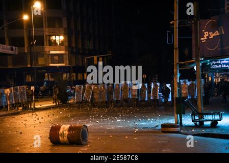 Tripoli, Liban, 26 janvier 2021. Les soldats libanais tentent de réprimer une émeute alors que les citoyens de la ville la plus pauvre du pays descendent dans les rues pendant ce qui a été appelé le plus dur confinement au monde. Un couvre-feu de 24 heures avec la plupart des industries et presque tous les magasins de détail, y compris les magasins d'alimentation fermés par des restrictions de pandémie jusqu'au 8 février, signifie que les travailleurs de jour ne peuvent pas travailler. Les laisser dans l'incapacité de se permettre de nourrir leurs familles pendant la période de 25 jours, car le verrouillage rapide est venu sans le soutien du gouvernement. Elizabeth FITT crédit: Elizabeth FITT/Alay Live News Banque D'Images