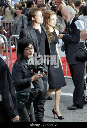 Brad Pitt et Angelina Jolie assistent au premier film « Ocean's 13 » à Hollywood, en Californie, le 6/5/07. [[laj]] Banque D'Images