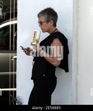 Exclusif !! Jamie Lee Curtis a un déjeuner au bord du trottoir à Beverly Hills, en Californie, le 6/6/07. [[ral]] Banque D'Images