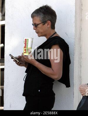 Exclusif !! Jamie Lee Curtis a un déjeuner au bord du trottoir à Beverly Hills, en Californie, le 6/6/07. [[ral]] Banque D'Images