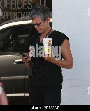 Exclusif !! Jamie Lee Curtis a un déjeuner au bord du trottoir à Beverly Hills, en Californie, le 6/6/07. [[ral]] Banque D'Images