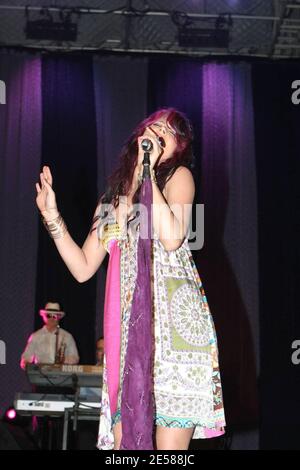 Hippychick Joss Stone danse pieds nus sur son propre tapis persan personnel comme elle se produit à Central Park Summer Stage, New York, NY. 6/8/07. [[faa]] Banque D'Images