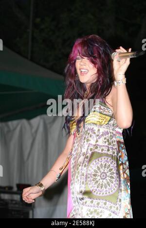 Hippychick Joss Stone danse pieds nus sur son propre tapis persan personnel comme elle se produit à Central Park Summer Stage, New York, NY. 6/8/07. [[faa]] Banque D'Images