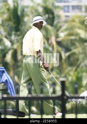 Exclusif !! Michael Jordan, légende de la NBA, prend le temps de jouer au golf avec ses amis. Il a soufflé sur une stomie tout au long et a commencé à trancher mal quand il a pigé notre vivaneau. Miami, Floride 6/12/07. [[balise]] Banque D'Images