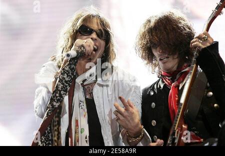 Steve Tyler et Joe Perry du groupe de rock américain Aerosmith lors de leur représentation en tête du festival en plein air « Hyde Park Calling » à Hyde Park. Londres, Royaume-Uni. 6/24/07. [[ccm]] Banque D'Images