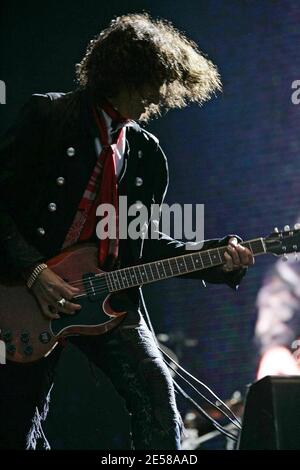 Steve Tyler et Joe Perry du groupe de rock américain Aerosmith lors de leur représentation en tête du festival en plein air « Hyde Park Calling » à Hyde Park. Londres, Royaume-Uni. 6/24/07. [[ccm]] Banque D'Images