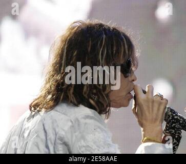 Steve Tyler et Joe Perry du groupe de rock américain Aerosmith lors de leur représentation en tête du festival en plein air « Hyde Park Calling » à Hyde Park. Londres, Royaume-Uni. 6/24/07. [[ccm]] Banque D'Images