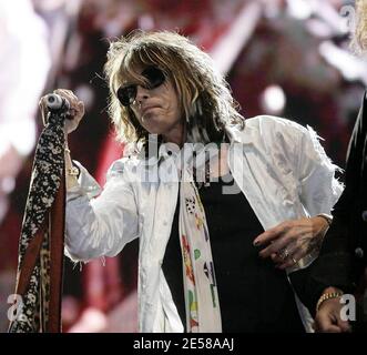 Steve Tyler et Joe Perry du groupe de rock américain Aerosmith lors de leur représentation en tête du festival en plein air « Hyde Park Calling » à Hyde Park. Londres, Royaume-Uni. 6/24/07. [[ccm]] Banque D'Images