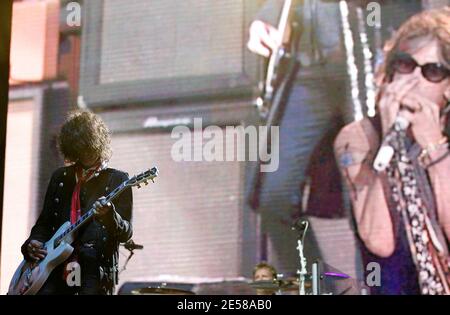 Steve Tyler et Joe Perry du groupe de rock américain Aerosmith lors de leur représentation en tête du festival en plein air « Hyde Park Calling » à Hyde Park. Londres, Royaume-Uni. 6/24/07. [[ccm]] Banque D'Images