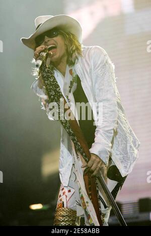 Steve Tyler et Joe Perry du groupe de rock américain Aerosmith lors de leur représentation en tête du festival en plein air « Hyde Park Calling » à Hyde Park. Londres, Royaume-Uni. 6/24/07. [[ccm]] Banque D'Images