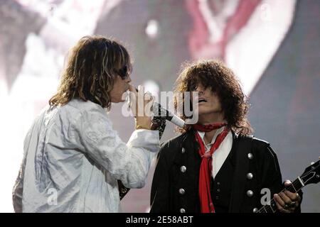 Steve Tyler et Joe Perry du groupe de rock américain Aerosmith lors de leur représentation en tête du festival en plein air « Hyde Park Calling » à Hyde Park. Londres, Royaume-Uni. 6/24/07. [[ccm]] Banque D'Images