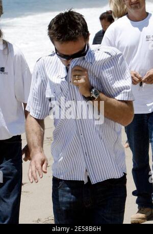 Courtney Cox et le hubby David Arquette se promènent sur la plage. La nounou du couple était occupée à garder la fille Coco amusé en la traînant au-dessus de son épaule. Malibu, Californie, 7/2/07. [[laj]] Banque D'Images