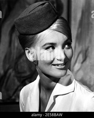 1965, Etats-Unis : l'actrice Barbara BOUCHET ( née Barbara Goutscher , 15 août 1943 Reichenberg , Allemagne - maintenant Liberec , République Tchèque ) au 20ème siècle Fox télévision film série voyage AU FOND DE LA MER ( Viaggio dans fondo al mare ) Épisode intitulé ' l'homme gaucher ' (1965 , saison 2 , épisode 6 ) réalisé par Jerry Hopper . - CINÉMA - FILM - TELEVISIONE - atrice - hôtesse de l'air - chapeau - cappello - divisa - uniforme - cheveux blonds - capelli biondi - blondie - sourire - sorriso --- Archivio GBB Banque D'Images