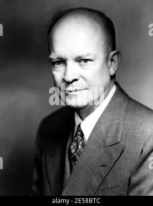 1955 c., Etats-Unis : le Président américain Dwight David EISENHOWER ( 1890 - 1969 ) de 1953 - 1956 et 1957 - 1960 , général américain et allié Force en Europe pendant la Seconde Guerre mondiale , Commandant du Pacte atlantique ( 1950 ), Fermer la guerre de Corée en 1953 et faire la rencontre avec Nikita Chruscev au Camp David ( 1959 ) pendant la Guerre froide, portrait de Fabian Bachrach --- NON À USAGE PUBLICITAIRE - NON PER USO PUBBLICITARIO - PAS POUR GADGETS - NON PAR GADGETS -------------- POLITICO - POLITICIEN - PRESIDENTE DEGLI STATI UNITI D' AMÉRIQUE - ETATS-UNIS - GUERRA FREDDA - GUERA DI COREA - SECONDE GUERRE MONDIALE - SECONDA GUERRA MONDI Banque D'Images