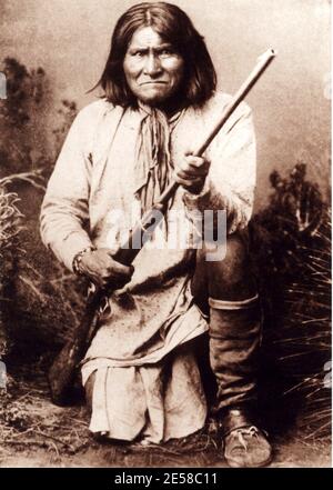 1884 c., USA : le chef GERONIMO , célèbre chef de guerre Chiricahua Apache . après de nombreuses escapades et évasions , Geronimo a finalement été capturé en 1886. Il est mort de pneumonie en 1909 après plus de 20 ans d'internement , principalement à fort Sill en Oklahoma - VECCHIO OUEST - Old - INDIANO PELLEROSSA - Indiand natifs américains - fucile - fusil - portrait - ritrato ---- Archivio GBB Banque D'Images