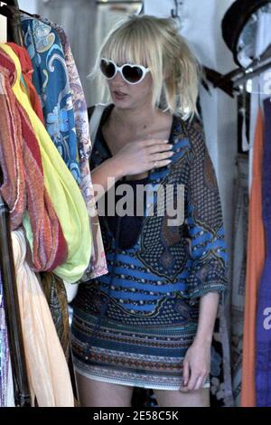 Autrefois romantique, Kimberly Stewart passe la journée avec son collègue Brit Callum Best. Kim a fait des achats au Planet Blue et n'a pas pris la peine d'utiliser le dressing pour essayer des vêtements. Callum attendait patiemment de la prendre. Malibu, Calif. 7/6/07. [[laj]] Banque D'Images