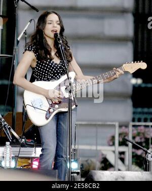 Norah Jones se produit sur « Good Morning America » d'ABC à Bryant Park. New York, NY. 7/6/07. [[kat]] Banque D'Images