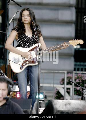 Norah Jones se produit sur « Good Morning America » d'ABC à Bryant Park. New York, NY. 7/6/07. [[kat]] Banque D'Images