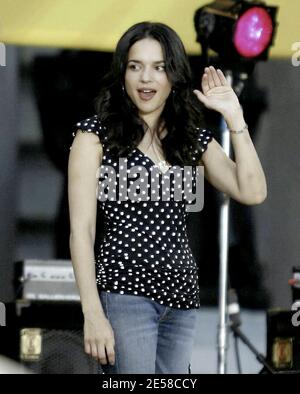 Norah Jones se produit sur « Good Morning America » d'ABC à Bryant Park. New York, NY. 7/6/07. [[kat]] Banque D'Images