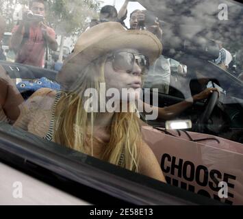 Lindsay Lohan prend le temps d'une fête sur la plage à la Polaroid Beach House pour faire du shopping. Lohan portait une longue robe d'été pour couvrir son moniteur de cheville, mais a rapidement changé au magasin en une paire de pantalons blancs et de haut rayé. Malibu, Californie, 7/22/07. [[rac ral]] Banque D'Images