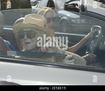 Lindsay Lohan prend le temps d'une fête sur la plage à la Polaroid Beach House pour faire du shopping. Lohan portait une longue robe d'été pour couvrir son moniteur de cheville, mais a rapidement changé au magasin en une paire de pantalons blancs et de haut rayé. Malibu, Californie, 7/22/07. [[rac ral]] Banque D'Images