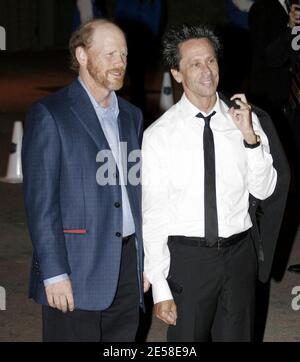 Ron Howard et Brian Grazer arrivent à la fête sur invitation pour accueillir les Beckhams à LOS Angeles. L'événement a été organisé par Tom Cruise et Katie Holmes et a eu lieu au Musée d'art contemporain, Geffen Contemporary, dans le centre-ville DE LA. Parmi les clients figurent Will et Jada Smith, Brooke Shields, le directeur Ron Howard et Eva Longoria. Los Angeles, Californie, 7/22/07. [[wam]] Banque D'Images