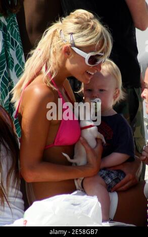 Paris Hilton a une autre fête à sa maison de plage louée à Malibu. Son attaché de presse Elliott Mintz, la chanteuse Macy Gray, la sœur Nicky Hilton avec le petit ami David Katzenberg et l'actrice Elisha Cuthbert étaient présents. Paris a passé du temps sur le balcon avec des amis, ses chiens et un bébé avec lequel elle semblait très à l'aise et affectueuse. Elle a également fait une course aux photographes pour leur argent et a pris des photos. Malibu, Californie, 8/11/07. [[sac mac]] Banque D'Images