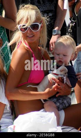 Paris Hilton a une autre fête à sa maison de plage louée à Malibu. Son attaché de presse Elliott Mintz, la chanteuse Macy Gray, la sœur Nicky Hilton avec le petit ami David Katzenberg et l'actrice Elisha Cuthbert étaient présents. Paris a passé du temps sur le balcon avec des amis, ses chiens et un bébé avec lequel elle semblait très à l'aise et affectueuse. Elle a également fait une course aux photographes pour leur argent et a pris des photos. Malibu, Californie, 8/11/07. [[sac mac]] Banque D'Images