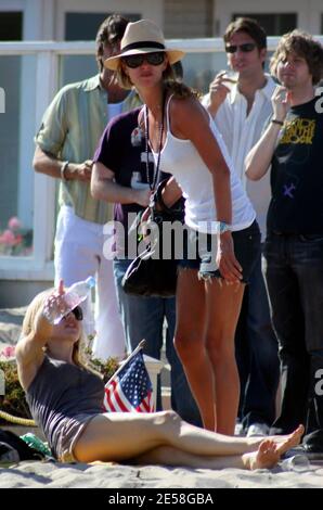 Paris Hilton a une autre fête à sa maison de plage louée à Malibu. Son attaché de presse Elliott Mintz, la chanteuse Macy Gray, la sœur Nicky Hilton avec le petit ami David Katzenberg et l'actrice Elisha Cuthbert étaient présents. Paris a passé du temps sur le balcon avec des amis, ses chiens et un bébé avec lequel elle semblait très à l'aise et affectueuse. Elle a également fait une course aux photographes pour leur argent et a pris des photos. Malibu, Californie, 8/11/07. [[sac mac]] Banque D'Images