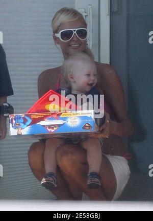 Paris Hilton a une autre fête à sa maison de plage louée à Malibu. Son attaché de presse Elliott Mintz, la chanteuse Macy Gray, la sœur Nicky Hilton avec le petit ami David Katzenberg et l'actrice Elisha Cuthbert étaient présents. Paris a passé du temps sur le balcon avec des amis, ses chiens et un bébé avec lequel elle semblait très à l'aise et affectueuse. Elle a également fait une course aux photographes pour leur argent et a pris des photos. Malibu, Californie, 8/11/07. [[sac mac]] Banque D'Images