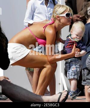 Paris Hilton a une autre fête à sa maison de plage louée à Malibu. Son attaché de presse Elliott Mintz, la chanteuse Macy Gray, la sœur Nicky Hilton avec le petit ami David Katzenberg et l'actrice Elisha Cuthbert étaient présents. Paris a passé du temps sur le balcon avec des amis, ses chiens et un bébé avec lequel elle semblait très à l'aise et affectueuse. Elle a également fait une course aux photographes pour leur argent et a pris des photos. Malibu, Californie, 8/11/07. [[sac mac]] Banque D'Images